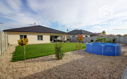 Na predaj 4- izbový rodinný dom s dvojgarážou a záhradným domom v Maslovciach