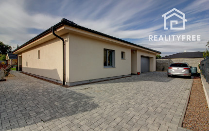 Na predaj 4- izbový rodinný dom s dvojgarážou a záhradným domom v Maslovciach