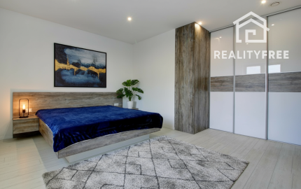 Na predaj 4- izbový rodinný dom s dvojgarážou a záhradným domom v Maslovciach