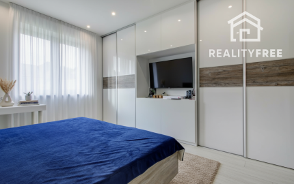 Na predaj 4- izbový rodinný dom s dvojgarážou a záhradným domom v Maslovciach