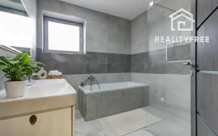 Na predaj 4- izbový rodinný dom s dvojgarážou a záhradným domom v Maslovciach