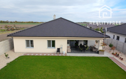 Na predaj 4- izbový rodinný dom s dvojgarážou a záhradným domom v Maslovciach