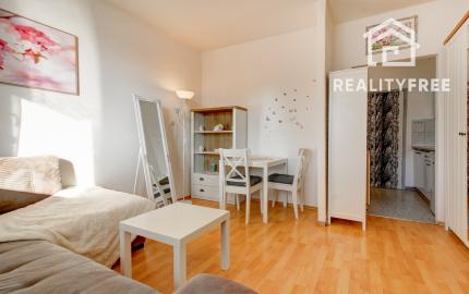 Na predaj útulná garsónka s loggiou – Bratislava, Petržalka, Topoľčianska ulica