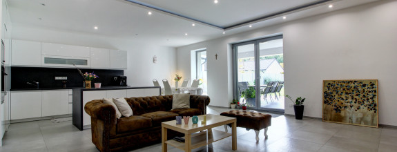 Na predaj 4- izbový rodinný dom s dvojgarážou a záhradným domom v Maslovciach