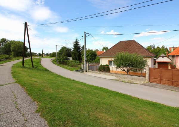 Na predaj: 3,5 izbový rodinný dom s prístavbou a garážou na pozemku o rozlohe 761 m², obec Dobrohošť