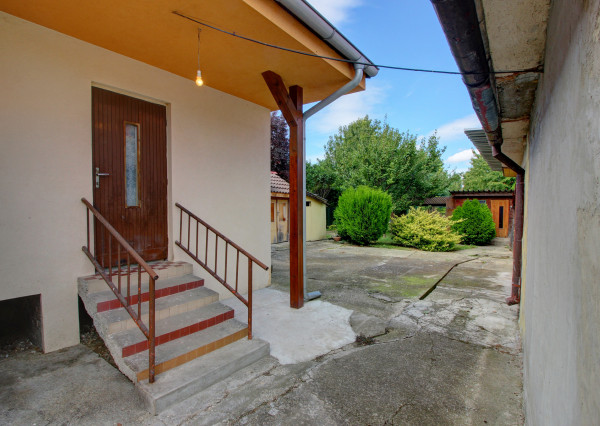 Na predaj: 3,5 izbový rodinný dom s prístavbou a garážou na pozemku o rozlohe 761 m², obec Dobrohošť