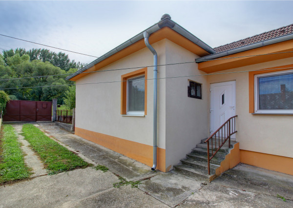 Na predaj: 3,5 izbový rodinný dom s prístavbou a garážou na pozemku o rozlohe 761 m², obec Dobrohošť