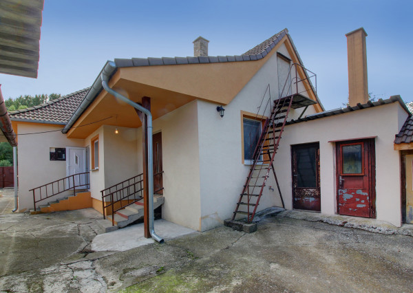 Na predaj: 3,5 izbový rodinný dom s prístavbou a garážou na pozemku o rozlohe 761 m², obec Dobrohošť