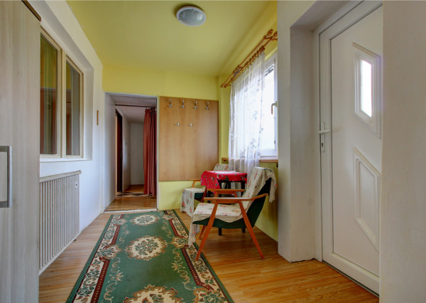 Na predaj: 3,5 izbový rodinný dom s prístavbou a garážou na pozemku o rozlohe 761 m², obec Dobrohošť