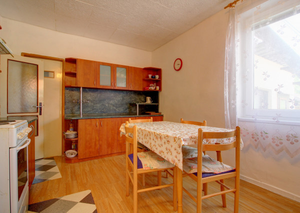 Na predaj: 3,5 izbový rodinný dom s prístavbou a garážou na pozemku o rozlohe 761 m², obec Dobrohošť