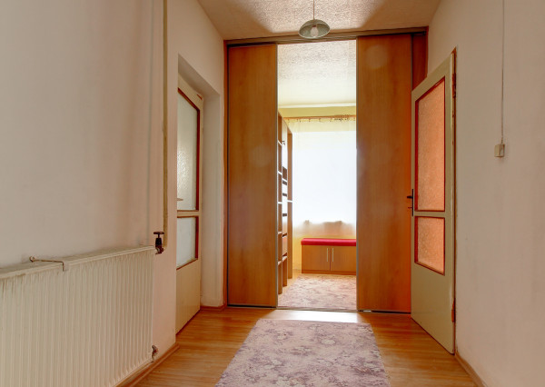 Na predaj: 3,5 izbový rodinný dom s prístavbou a garážou na pozemku o rozlohe 761 m², obec Dobrohošť