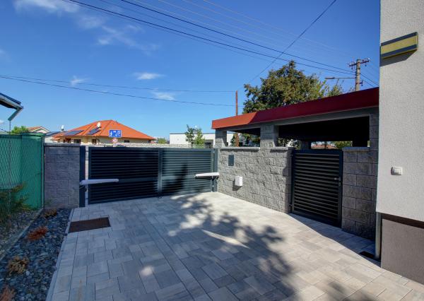 Na predaj priestranný 5-izbový rodinný dom s na 802 m² pozemku v pokojnej obci Macov