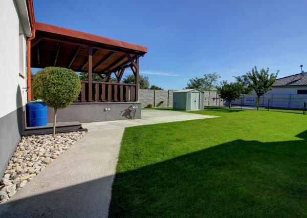 Na predaj priestranný 5-izbový rodinný dom s na 802 m² pozemku v pokojnej obci Macov