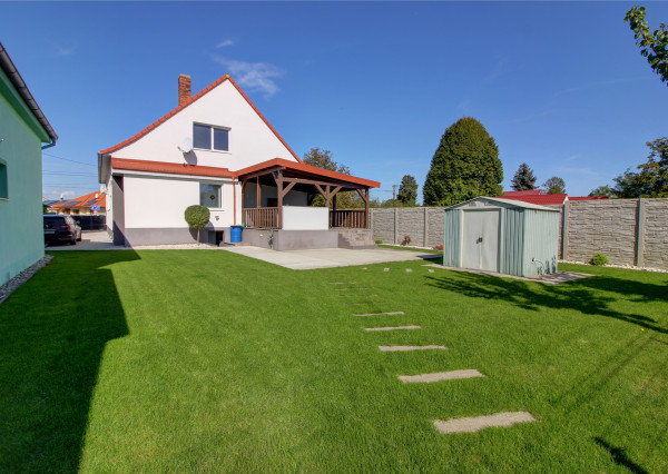 Na predaj priestranný 5-izbový rodinný dom s na 802 m² pozemku v pokojnej obci Macov