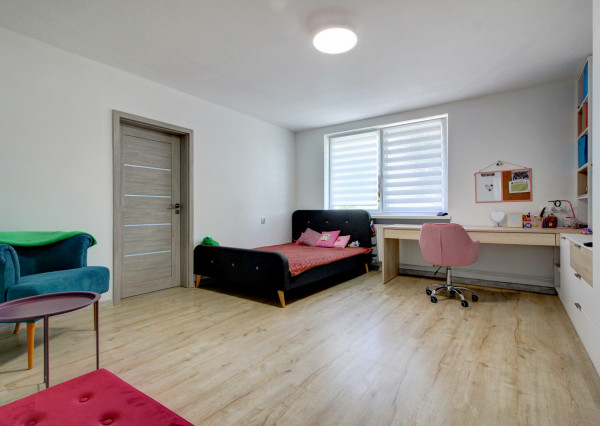 Na predaj priestranný 5-izbový rodinný dom s na 802 m² pozemku v pokojnej obci Macov