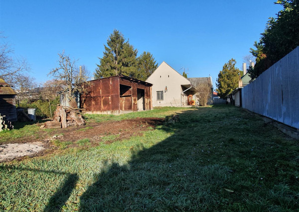Na predaj: 4 izbový rodinný dom na pozemku o rozlohe 1543 m², obec Horný Bar