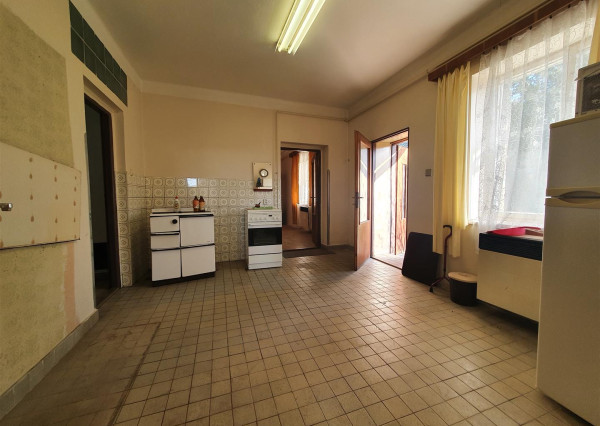 Na predaj: 4 izbový rodinný dom na pozemku o rozlohe 1543 m², obec Horný Bar