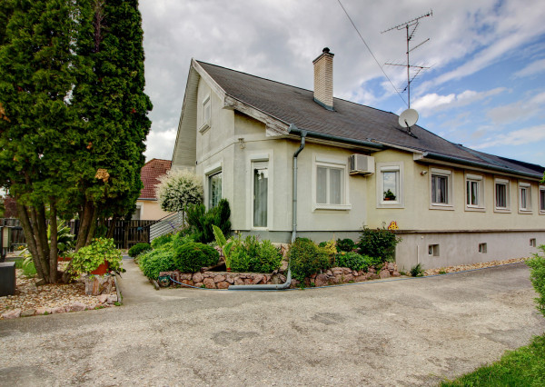 Na predaj 7-izbový rodinný dom so 4 garážami na 1449 m² pozemku v kúpeľnom mestečku Lipót v Maďarsku