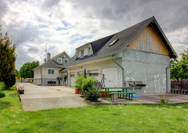 Na predaj 7-izbový rodinný dom so 4 garážami na 1449 m² pozemku v kúpeľnom mestečku Lipót v Maďarsku