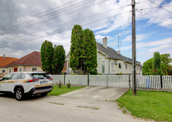 Na predaj 7-izbový rodinný dom so 4 garážami na 1449 m² pozemku v kúpeľnom mestečku Lipót v Maďarsku