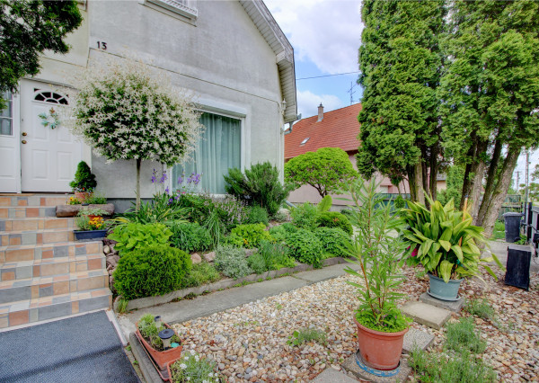 Na predaj 7-izbový rodinný dom so 4 garážami na 1449 m² pozemku v kúpeľnom mestečku Lipót v Maďarsku