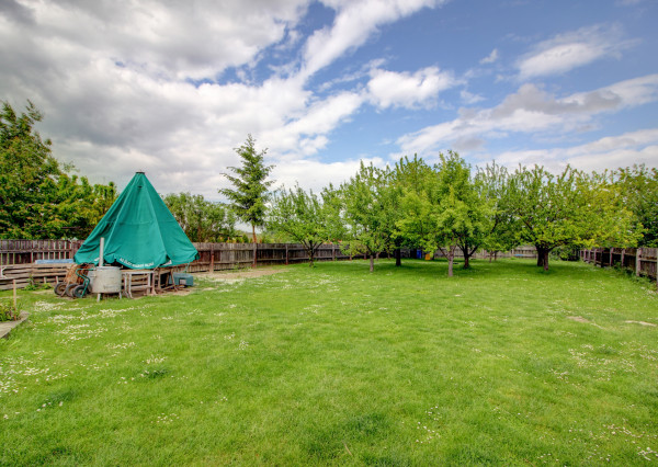 Na predaj 7-izbový rodinný dom so 4 garážami na 1449 m² pozemku v kúpeľnom mestečku Lipót v Maďarsku