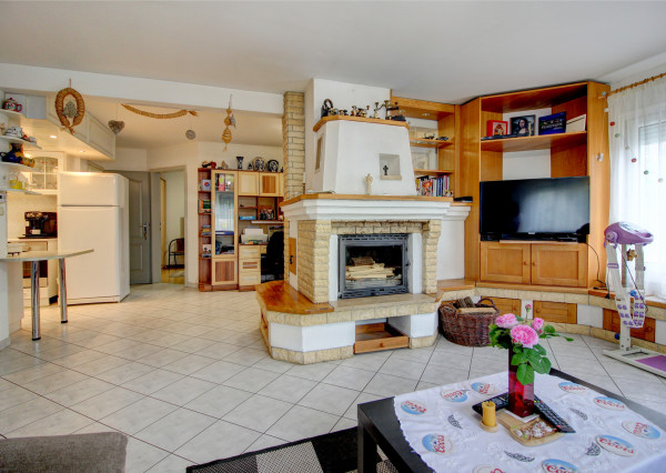 Na predaj 7-izbový rodinný dom so 4 garážami na 1449 m² pozemku v kúpeľnom mestečku Lipót v Maďarsku