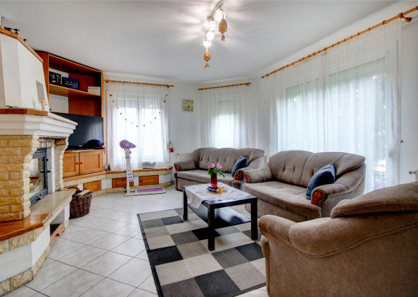 Na predaj 7-izbový rodinný dom so 4 garážami na 1449 m² pozemku v kúpeľnom mestečku Lipót v Maďarsku