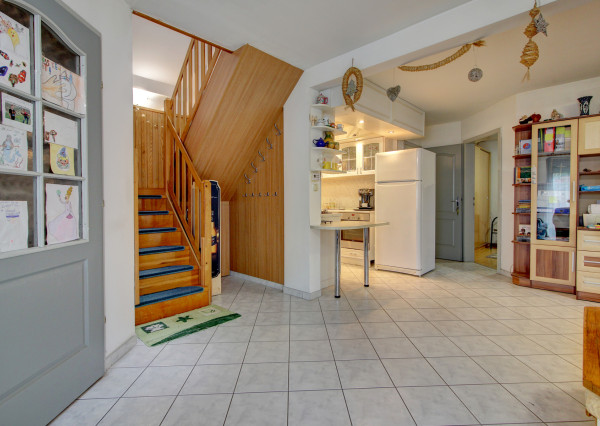 Na predaj 7-izbový rodinný dom so 4 garážami na 1449 m² pozemku v kúpeľnom mestečku Lipót v Maďarsku