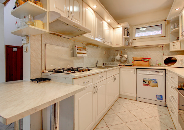 Na predaj 7-izbový rodinný dom so 4 garážami na 1449 m² pozemku v kúpeľnom mestečku Lipót v Maďarsku