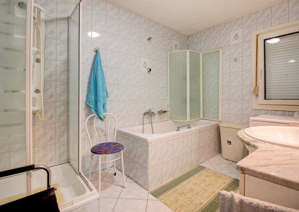 Na predaj 7-izbový rodinný dom so 4 garážami na 1449 m² pozemku v kúpeľnom mestečku Lipót v Maďarsku