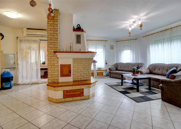 Na predaj 7-izbový rodinný dom so 4 garážami na 1449 m² pozemku v kúpeľnom mestečku Lipót v Maďarsku