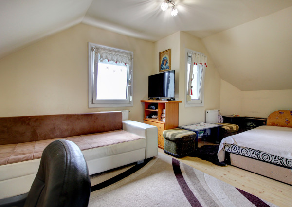 Na predaj 7-izbový rodinný dom so 4 garážami na 1449 m² pozemku v kúpeľnom mestečku Lipót v Maďarsku