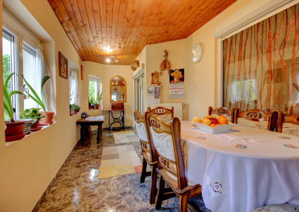 Na predaj 7-izbový rodinný dom so 4 garážami na 1449 m² pozemku v kúpeľnom mestečku Lipót v Maďarsku