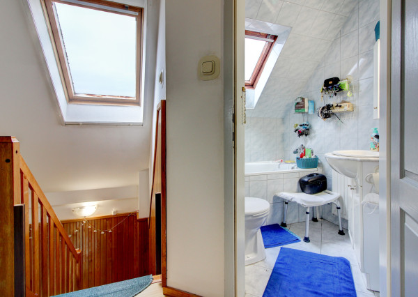 Na predaj 7-izbový rodinný dom so 4 garážami na 1449 m² pozemku v kúpeľnom mestečku Lipót v Maďarsku