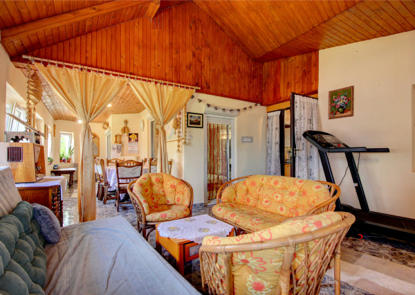 Na predaj 7-izbový rodinný dom so 4 garážami na 1449 m² pozemku v kúpeľnom mestečku Lipót v Maďarsku