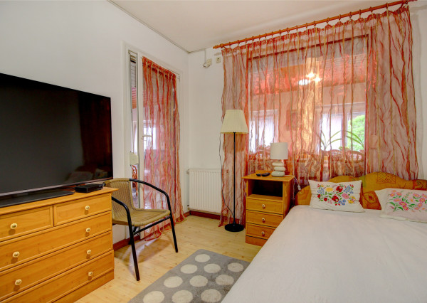 Na predaj 7-izbový rodinný dom so 4 garážami na 1449 m² pozemku v kúpeľnom mestečku Lipót v Maďarsku