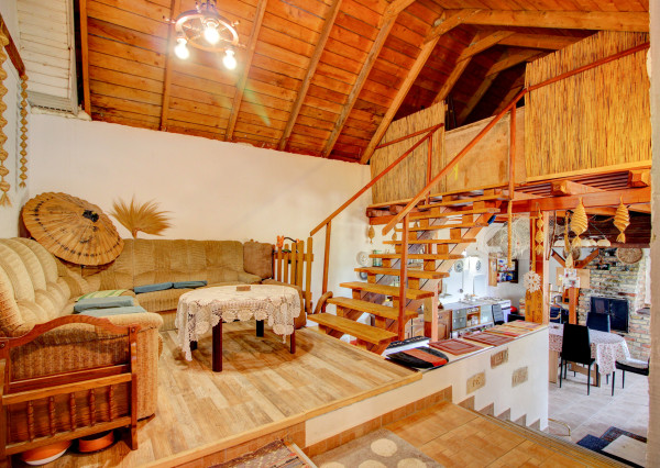 Na predaj 7-izbový rodinný dom so 4 garážami na 1449 m² pozemku v kúpeľnom mestečku Lipót v Maďarsku