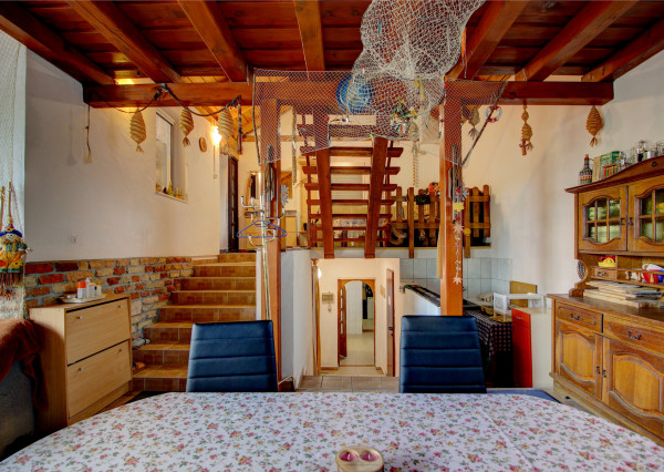 Na predaj 7-izbový rodinný dom so 4 garážami na 1449 m² pozemku v kúpeľnom mestečku Lipót v Maďarsku