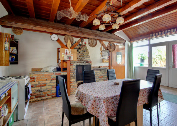 Na predaj 7-izbový rodinný dom so 4 garážami na 1449 m² pozemku v kúpeľnom mestečku Lipót v Maďarsku