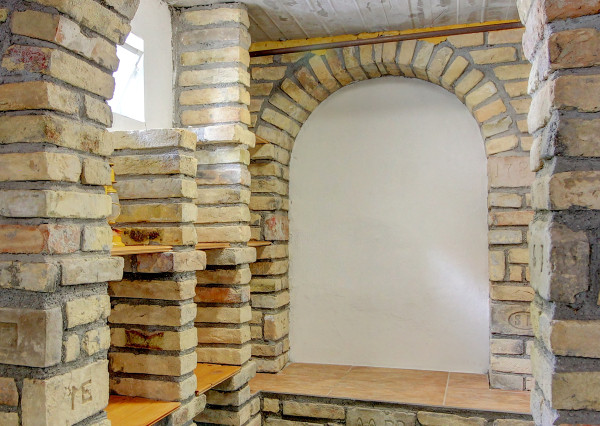 Na predaj 7-izbový rodinný dom so 4 garážami na 1449 m² pozemku v kúpeľnom mestečku Lipót v Maďarsku