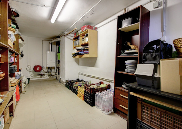 Na predaj 7-izbový rodinný dom so 4 garážami na 1449 m² pozemku v kúpeľnom mestečku Lipót v Maďarsku