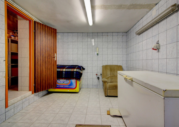 Na predaj 7-izbový rodinný dom so 4 garážami na 1449 m² pozemku v kúpeľnom mestečku Lipót v Maďarsku