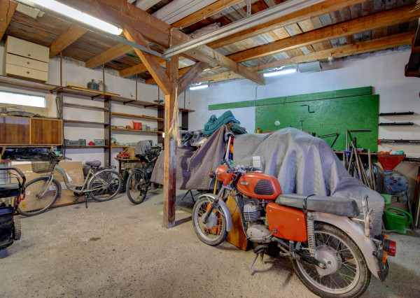 Na predaj 7-izbový rodinný dom so 4 garážami na 1449 m² pozemku v kúpeľnom mestečku Lipót v Maďarsku