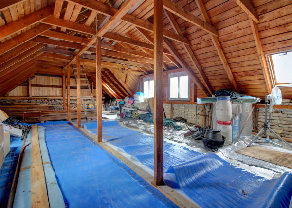 Na predaj 7-izbový rodinný dom so 4 garážami na 1449 m² pozemku v kúpeľnom mestečku Lipót v Maďarsku