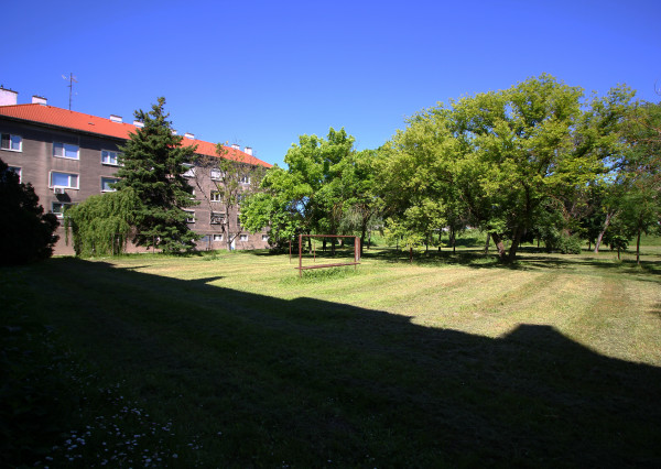 Na predaj priestranný 2i  byt v Komárne na Staničnej ulici