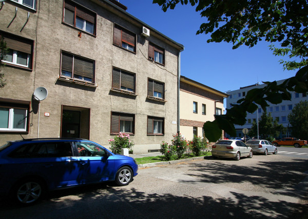 Na predaj priestranný 2i  byt v Komárne na Staničnej ulici