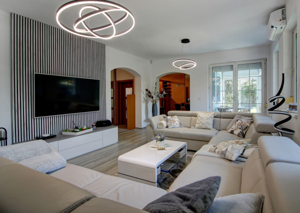 REZERVOVANÝ - Predaj 6i RD 310m2 s garážou, zimnou záhradou-Dunajská Lužná