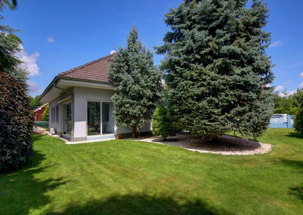 REZERVOVANÝ - Predaj 6i RD 310m2 s garážou, zimnou záhradou-Dunajská Lužná