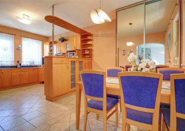 REZERVOVANÝ - Predaj 6i RD 310m2 s garážou, zimnou záhradou-Dunajská Lužná